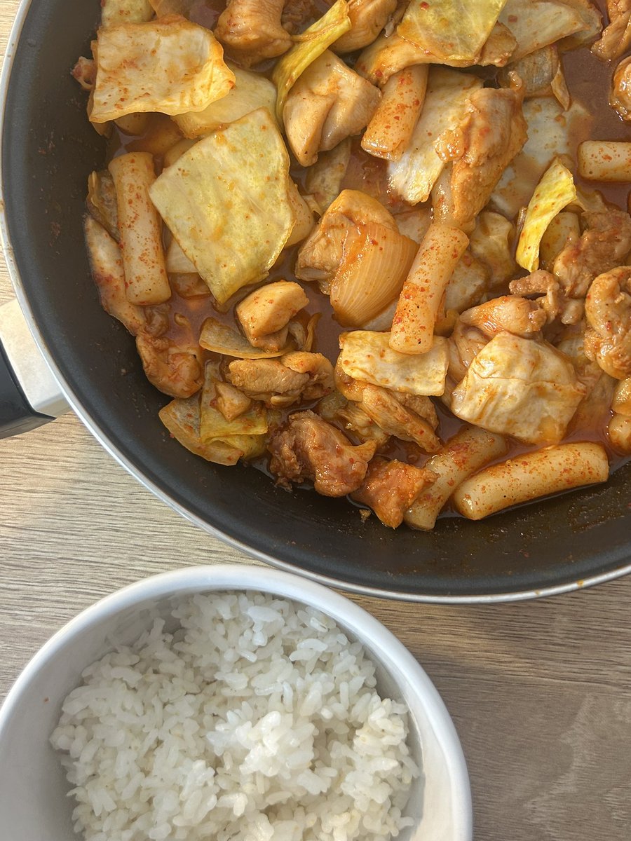 zkzeue's tweet photo. 닭갈비 양배추듬~뿍 https://t.co/tFdNpHQxSe