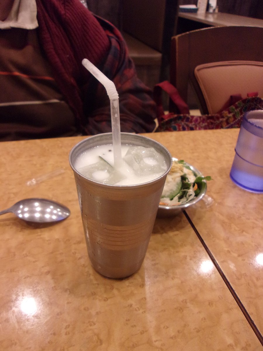 Shin_Yoshito's tweet photo. そんなわけで、今週のウィークデイSPはバナナリーフもの。ちょっといいことがあったのでね。
今かーちゃんに指摘されたが、やつは紅茶アイスも食べていた！
もう味は安定の美味しさ。金曜までやっているそうなので、迷っている方、ぜひね！

#シムランダバ https://t.co/ft0I56F9FL