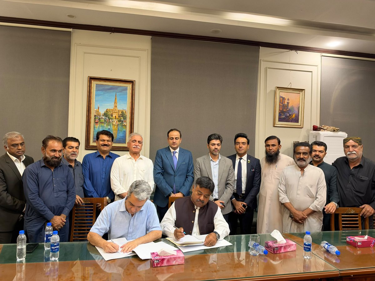 murtazawahab1's tweet photo. Happy to have witnessed agreement executed between Lyari Town &amp; TCF for establishing 20 school units at 6 different locations in Lyari. This intervention will provide quality free of cost education to upto 5000 students &amp; will help us shape their future career 🙌 https://t.co/XVTV8JLI9L