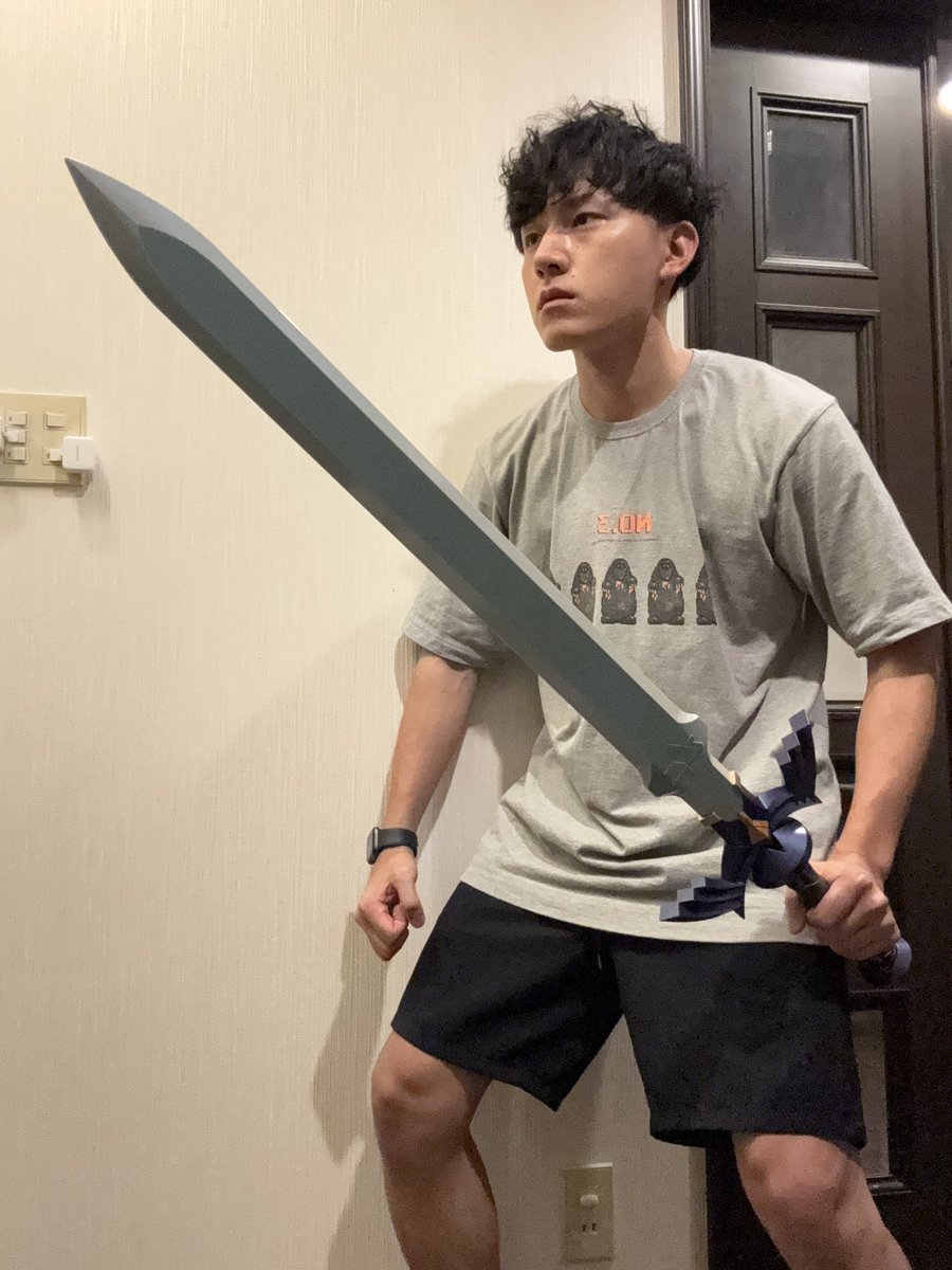 shingun_degesu's tweet photo. 等身大マスターソード、めちゃおすすめです！持てば気分は緑の勇者！ https://t.co/xXATy6Mah1