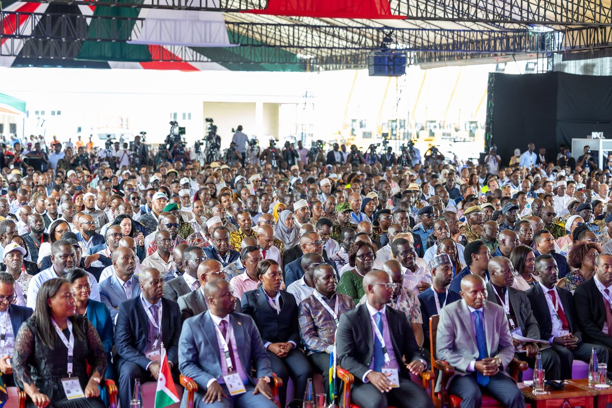 WilliamsRuto's tweet photo. The establishment of this refinery is a turning point, demonstrating our resolve to reimagine Africa's industrial future, turn our ambitions into action and tap the continent's massive potential. https://t.co/Y1NKfZKNjK