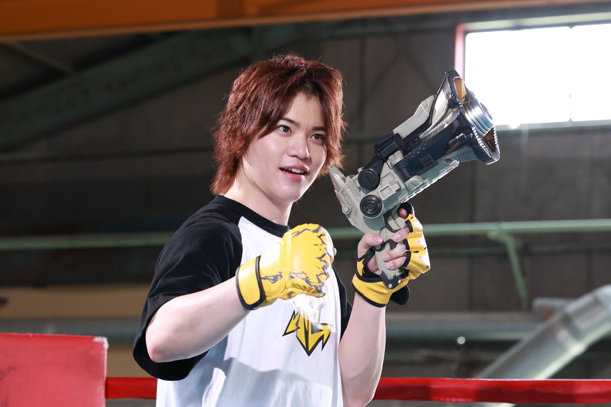 ProjectRED_Toei's tweet photo. 『#オメガホーン』ハンター紹介📢

❖ 闘焜のズ・シン🥊 ❖
　演／#佐藤祐吾
◆角獣：闘角
◆必角技：闘角ファイト

村を力で支配し、住民に発掘の重労働と「ヘル・バトル」を強制させたハンター🪏
様々な格闘技を駆使し、相手のガードをバキバキと崩していくアグレッシブなバトルを得意とする💥 https://t.co/pwcoJvbuYB