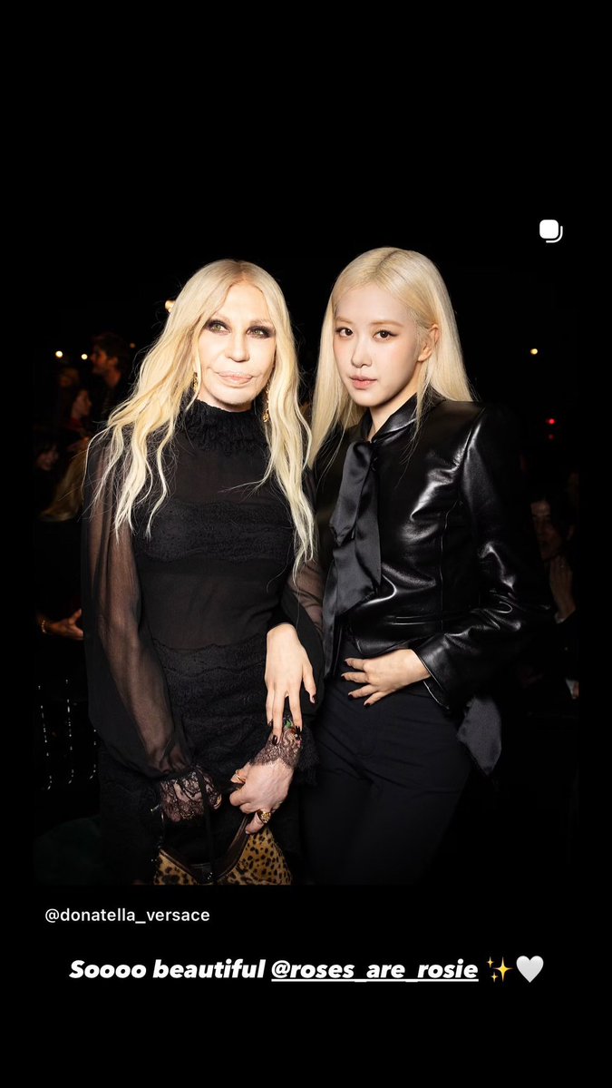 BLACKPINKBRASIL's tweet photo. Atualização de Donatella Versace com Rosé no InstaStory: 

“Tããão linda @.roses_are_rosie ✨🤍”

#ROSÉ #BLACKPINK https://t.co/0tnZgd4PP7