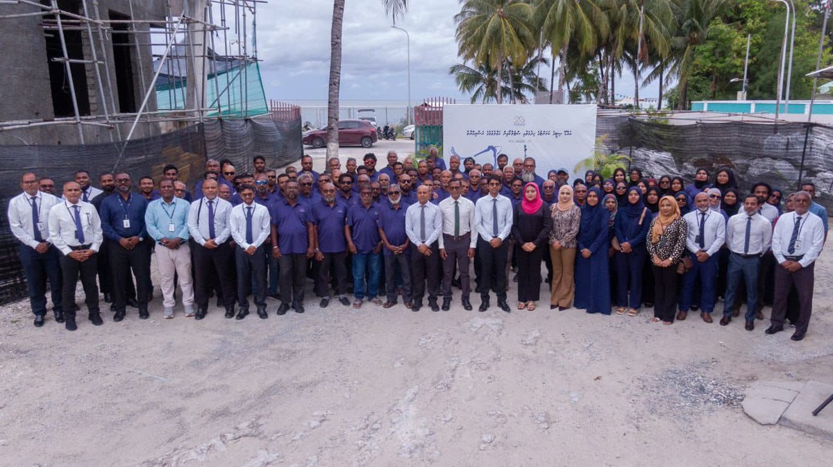 STELCOMALDIVES's tweet photo. ސްޓެލްކޯއިން އައްޑޫ ސިޓީގައި ކަރަންޓުގެ ޚިދުމަތް ރަސްމީކޮށް ފެށުމަށްޓަކައި މިއަދު އައްޑޫ ސިޓީ ހިތަދޫގައި ޚާއްޞަ ދިދަ ނެގުމުގެ ރަސްމިއްޔާތެއް ވ��ނީ ބާއްވާފައި. މި ރަސްމިއްޔާތުގައި ޤައުމީ ދިދަ ނަންގަވައިދެއްވީ ސްޓެލްކޯގެ މެނޭޖިންގ ޑިރެކްޓަރ ޑރ. ޢަލީ އަޒުވަރު. އަދި ސްޓެލްކޯގެ ދިދަ ނަންގަވައިދެއްވީ ޑެޕިއުޓީ މެނޭޖިންގ ޑިރެކްޓަރ ޢާއިޝަތު މުޒްނާ.  މި ރަސްމިއްޔާތުގައި ވާހަކަފުޅު ދައްކަވަމުން މެނޭޖިންގ ޑިރެކްޓަރ ޑރ. ޢަލީ އަޒުވަރު ވަނީ މީގެ 17 އަހަރު ކުރިން ސްޓެލްކޯއިން އައްޑޫ ސިޓީގައި ކަރަންޓުގެ ޚިދުމަތް ދެމުން އައިކަން ފާހަގަކުރަ��ްވާފައި. އަދި އައްޑޫ ސިޓީގެ ކަރަންޓުގެ ޚިދުމަތް އަލުން އަނބުރާ ސްޓެލްކޯއާ ޙަވާލުކުރެއްވުމަށް ރައީސުލްޖުމްހޫރިއްޔާ ޑރ. މުޙައްމަދު މުޢިއްޒު ނިންމެވި ނިންމެވުމަކީ އައްޑޫގެ ރައްޔިތުންނަށް އިތުބާރުހުރި، ދެމެހެއްޓެނިވި ޚިދުމަތެއް ކަށަވަރުކޮށްދެއްވުމަށް އެޅުއްވި މުހިންމު ފިޔަވަޅެއްކަން ވަނީ ފާހަގަކުރައްވާފައި.