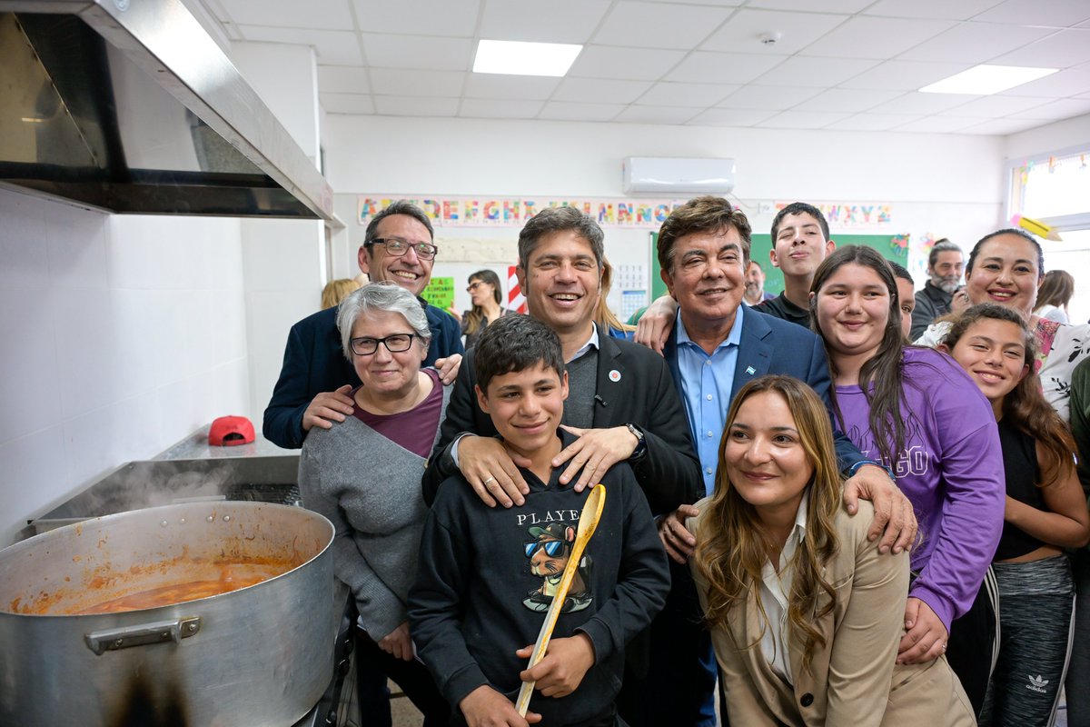 Kicillofok's tweet photo. Estas cosas no pasan por milagro. Venimos trabajando desde el primer día para ampliar y transformar la infraestructura educativa y ya alcanzamos los 327 nuevos edificios escolares.

¡Viva la educación pública y a seguir defendiéndola! https://t.co/ZdVbGD2YaB