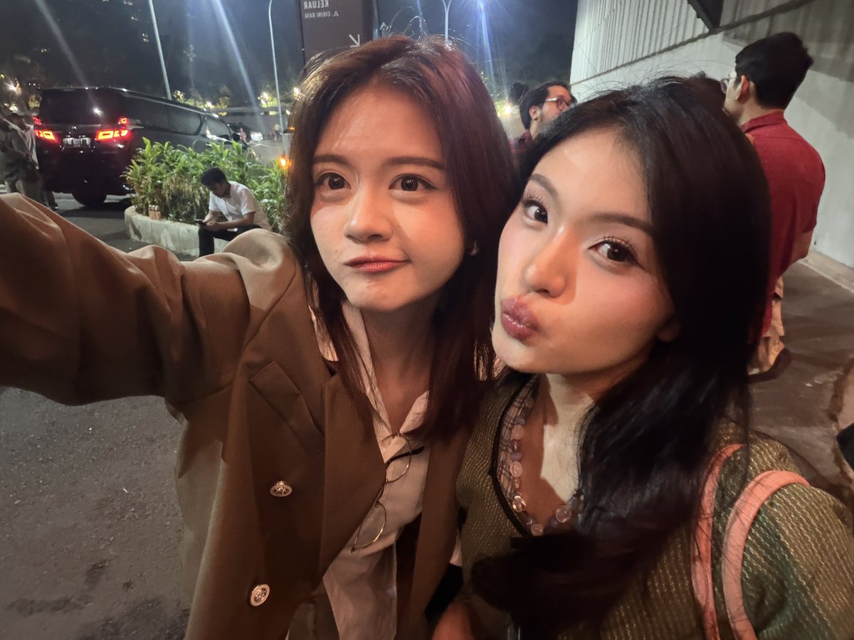 A_ChristyJKT48's tweet photo. @Y_CynthiaJKT48 1000 foto nich https://t.co/SFr28NY8mk
