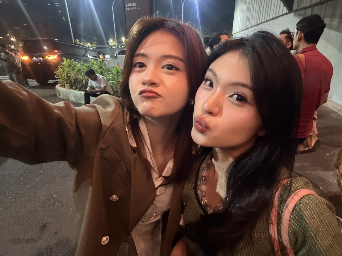 A_ChristyJKT48's tweet photo. @Y_CynthiaJKT48 1000 foto nich https://t.co/SFr28NY8mk