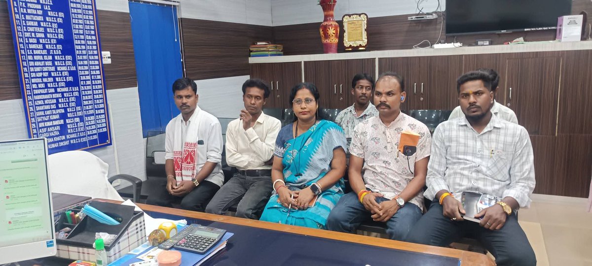 shampamathur's tweet photo. আগামী ২,৩ ও ৪ অক্টোবর পশ্চিমবঙ্গ সরকারের সেবা সেতু অভিযান আয়োজন করা হয়েছে খণ্ডঘোষ ব্লক উন্নয়ন আধিকারিক দপ্তরে সেই উপলক্ষে গোটা খণ্ডঘোষের মন্ডল সভাপতিদের ও কার্যকর্তাদের নিয়ে BDO Sir সঙ্গে এই শিবির যাতে সুষ্ঠুভাবে সম্পন্ন করা যায় সেই নিয়ে বিশেষ গুরুত্বপূর্ণ আলোচনা করা হলো। https://t.co/l08nZ4NNO4