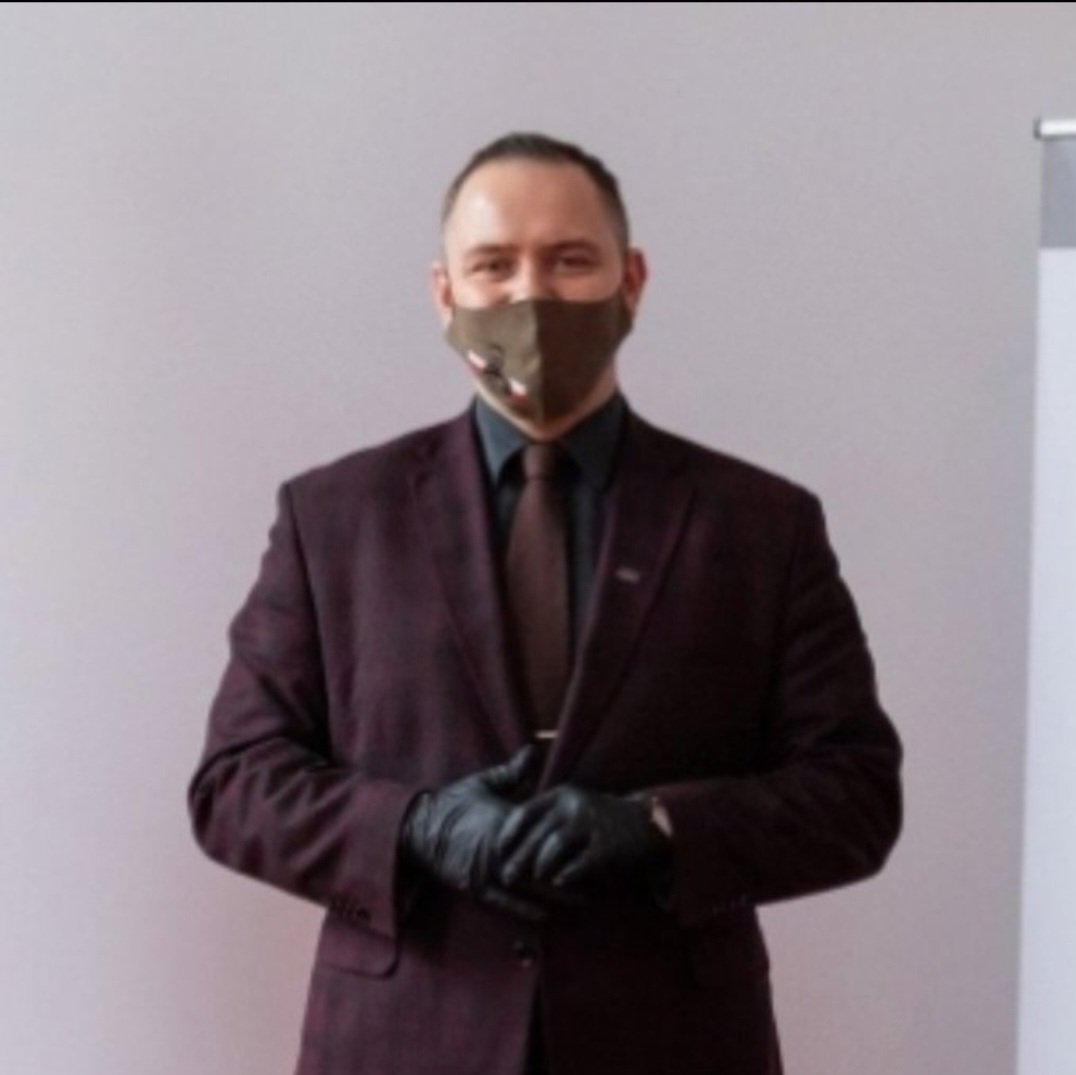 PiotrRosis4446's tweet photo. Zawodowy TARGOWICZANIN, antyPolski prezydent podpisał ustawę kneblującą usta patriotom w Internecie.

PONADTO: Ponadto podpisał ustawę Tuska przedłużającą przywileje socjalne dla murzynów, Ukraińców i Arabów. 

Ustawę, która pozwala przyznawać po dwóch latach polskie obywatelstwo, a nie tak jak obiecył nam przed wyborami, że dopiero po dziesięciu latach. 

No po prostu sPISek. Nawrocka, zawodowy judasz, antypolak. Kto wierzy Nawrockiemu, ten szkodzi Polsce i pomaga Żydom oraz Unii.