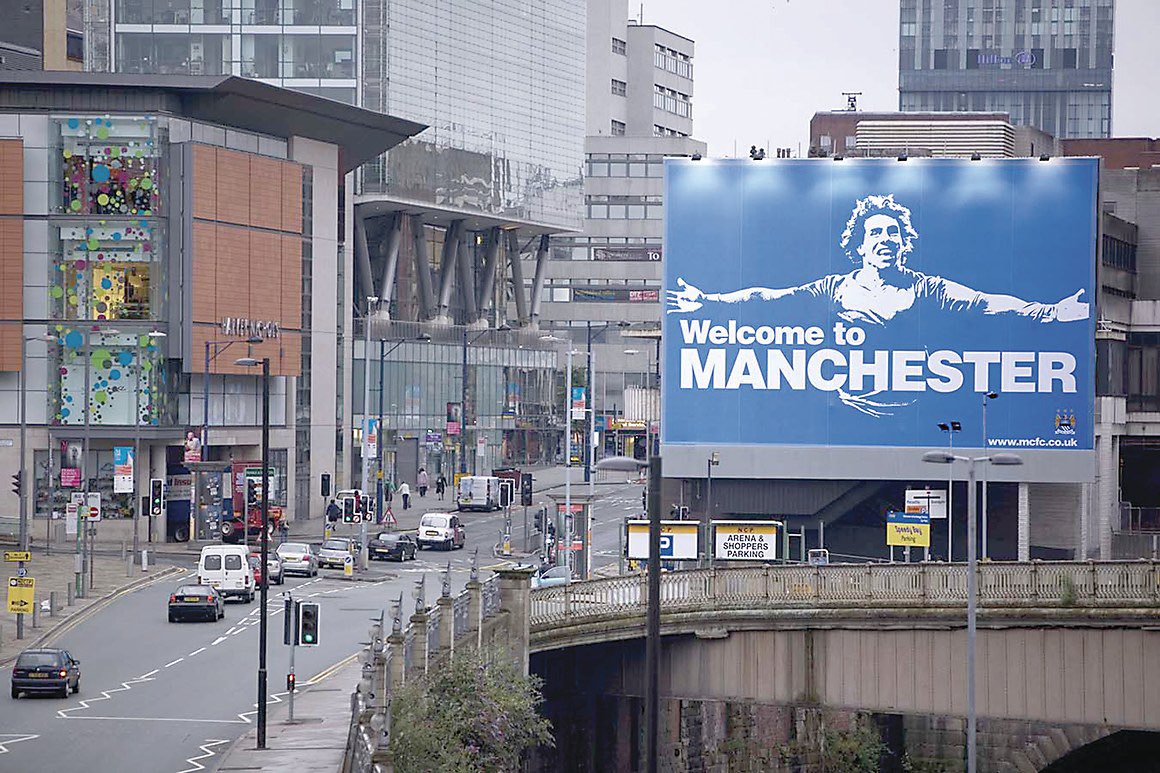Footballogue's tweet photo. « 𝗟'𝗶𝗺𝗽𝗼𝘀𝘁𝘂𝗿𝗲 𝗠𝗮𝗻𝗰𝗵𝗲𝘀𝘁𝗲𝗿 𝗖𝗶𝘁𝘆 » 😬😂

Une nouvelle affiche publicitaire est apparue à Manchester près d'Old Trafford suite à la décision de justice concernant les Citizens...

Affiche parodiant brillamment celle de Carlos Tevez datant de 2009 ! 🇦🇷

(@1990sUtd)