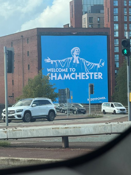 Footballogue's tweet photo. « 𝗟'𝗶𝗺𝗽𝗼𝘀𝘁𝘂𝗿𝗲 𝗠𝗮𝗻𝗰𝗵𝗲𝘀𝘁𝗲𝗿 𝗖𝗶𝘁𝘆 » 😬😂

Une nouvelle affiche publicitaire est apparue à Manchester près d'Old Trafford suite à la décision de justice concernant les Citizens...

Affiche parodiant brillamment celle de Carlos Tevez datant de 2009 ! 🇦🇷

(@1990sUtd)