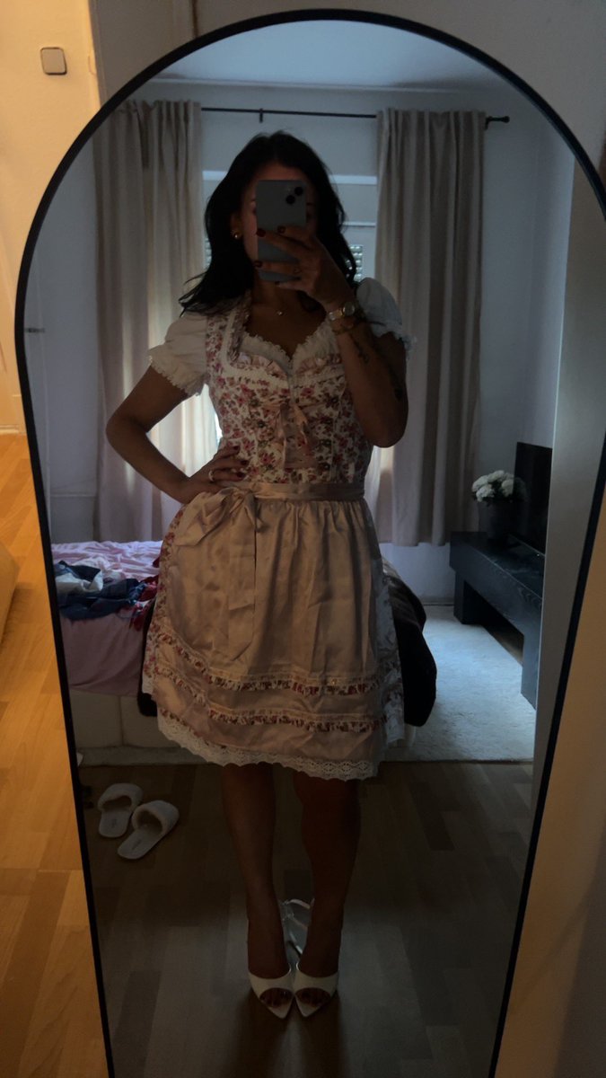 Nelanoiree's tweet photo. Morgen geht’s ab aufs Oktoberfest nach München ! SUBS AUS MÜNCHEN HABEN SICH ZU MELDEN UND BRAV ABZUDRÜCKEN 😈

Telegram : https://t.co/J9SN8SldsQ 

#Findom #goddess #paypig #feet #heels https://t.co/ARkYpUGh1X