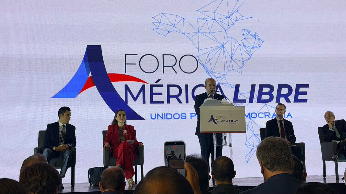 Liz_SalgadoV's tweet photo. Compartir experiencias, escuchar voces valientes, denunciar los autoritarismos y unir esfuerzos para defender la libertad, la democracia y el estado derecho, hoy es posible en el Foro América Libre.
Muchas gracias al presidente @FelipeCalderon por sus palabras y su ejemplo de lucha y muchas felicidades a nuestro líder @JorgeRoHe .
Mi reconocimiento a @marianagc por la organización de este evento, la convocatoria y la oportunidad de escuchar a todas y todos los participantes.
En @AccionNacional nos mueve la defensa de la patria, la familia y la libertad.

#DefendamosMéxico
#PatriaFamiliaYLibertad