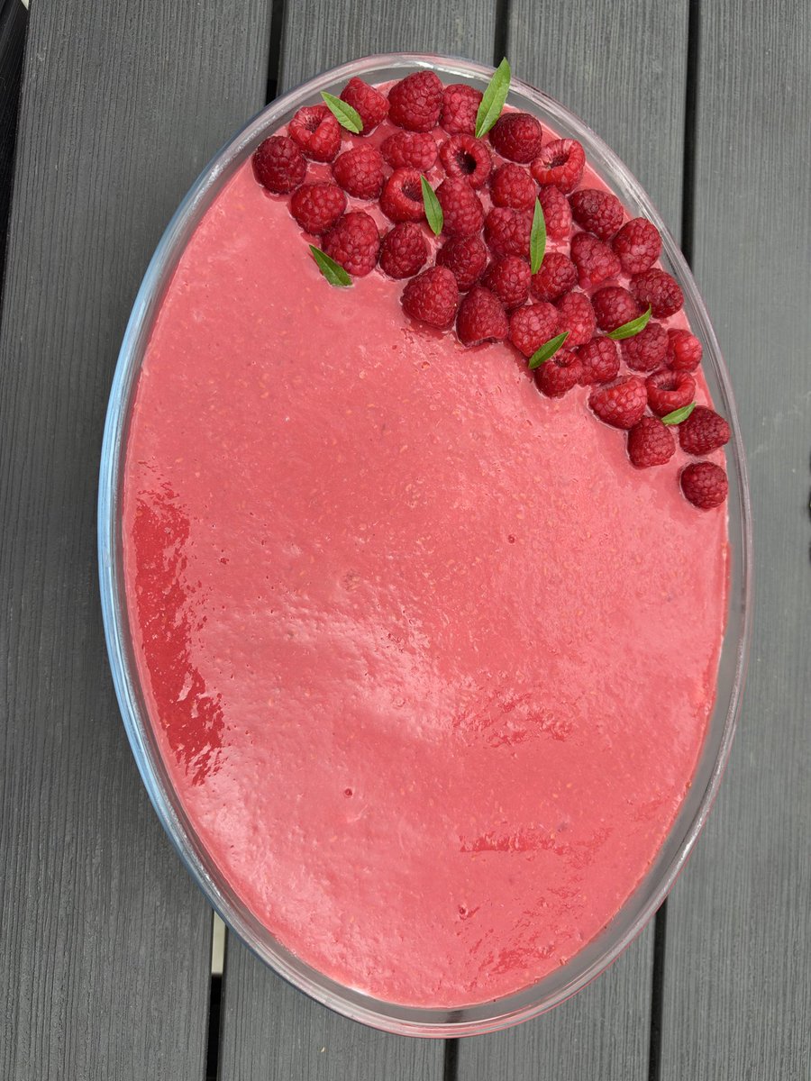 hknadz's tweet photo. tiramisu à la framboise 🍰 https://t.co/1GD5QPUKmm