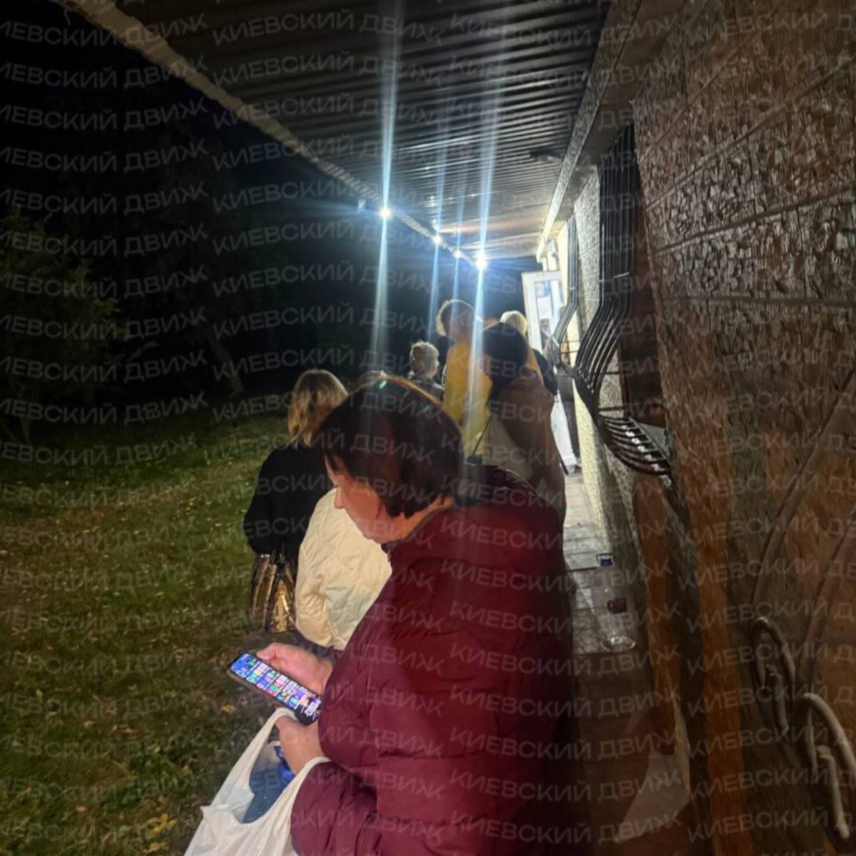 MahalaxmiRaman's tweet photo. 📺In #Kyiv, people are already lining up for water.

The photo was taken in the city’s #Sviatoshynskyi district.

Previously, there had been reports of difficulties with the water supply due to power outages https://t.co/4aek7veOMn