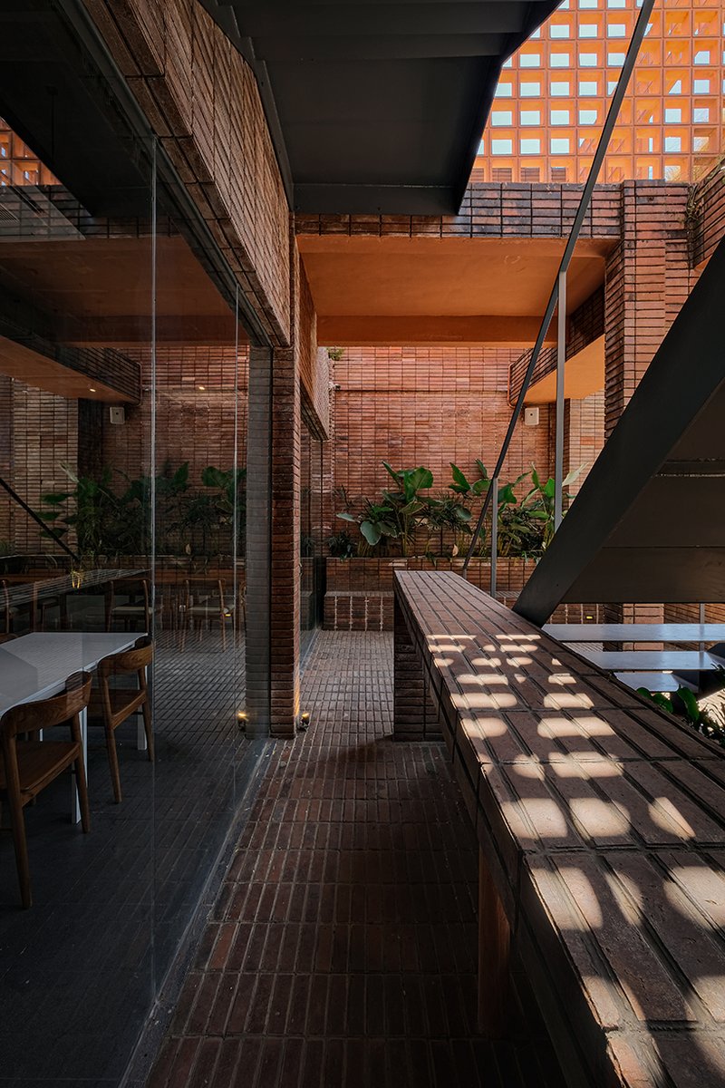 w_emerg's tweet photo. In Maros, Indonesia, near Makassar, INS Studio, led by Wisnu Wardhana, designed Common Days as a three story gathering space combining a café, workspaces, meeting rooms, terraces, and a rooftop garden. 
#INSStudio  #Maros #Indonesia #Local #Terracotta #Brick #Stone #Tropical https://t.co/SBJfbLRPfk