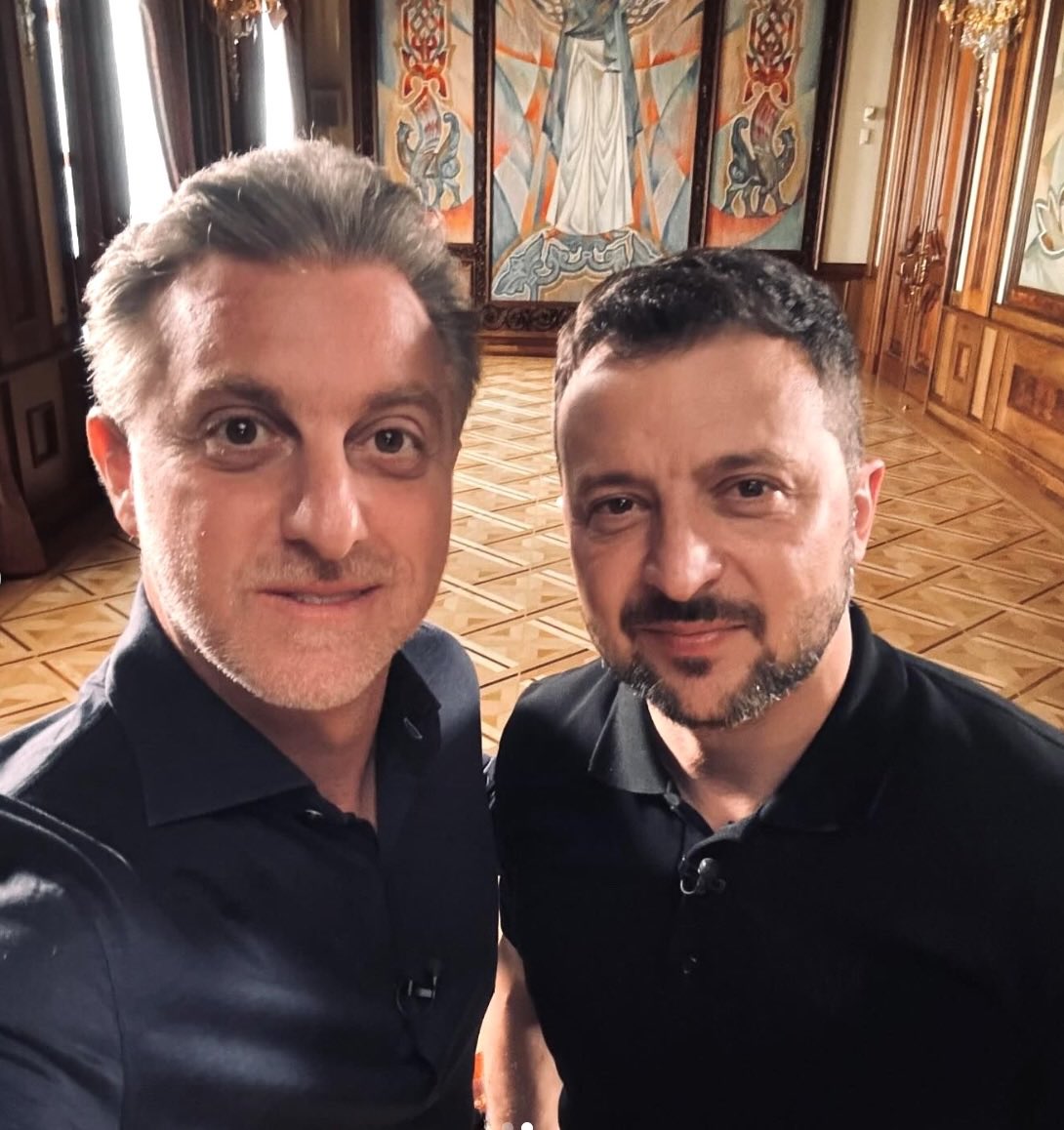 _dilmadebochada's tweet photo. Luciano Huck foi entrevistar o Zelensky no avião do Vorcaro tem até documentário sobre, o roteirista do Brasil não brinca em serviço kkkkkkkkkkk pqp https://t.co/5llblNvgXZ