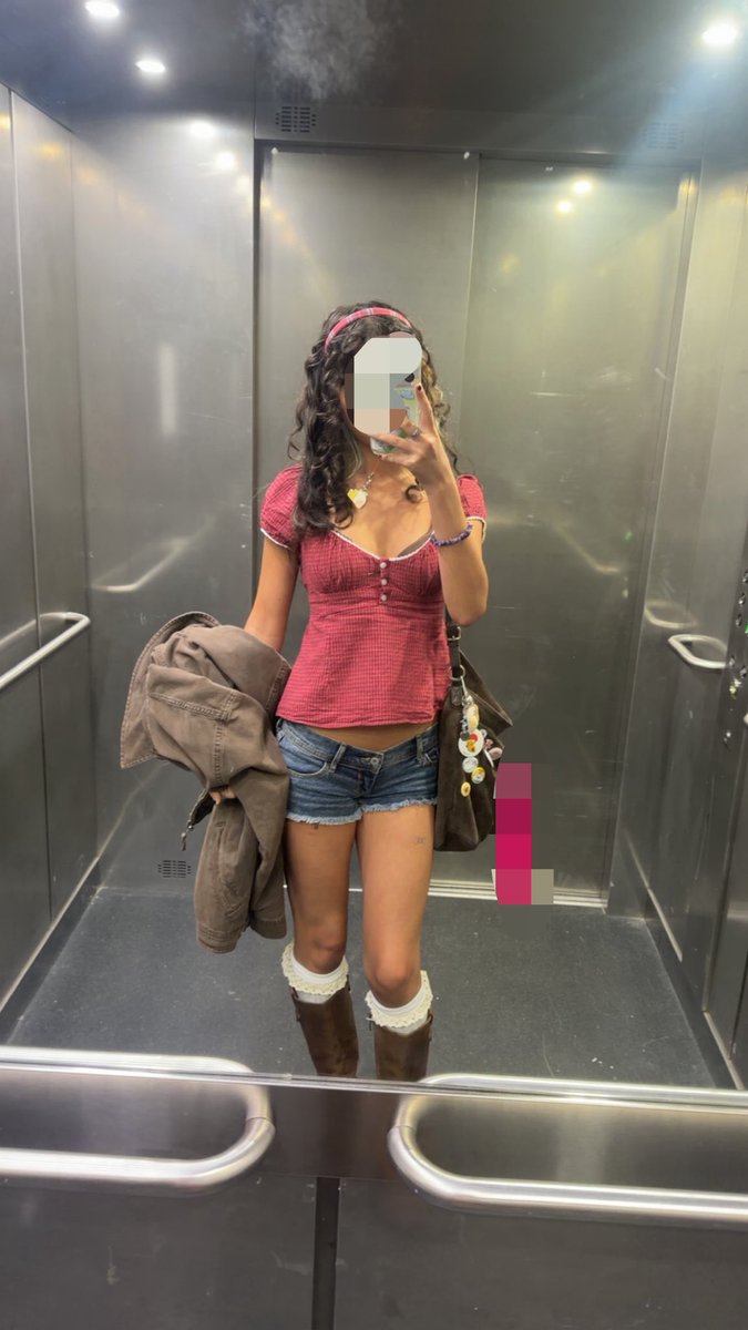 pusheenbakes's tweet photo. update on my painting (ntm on it. My first time using oils in years) &amp; my outfit! https://t.co/5Rri4OtInm