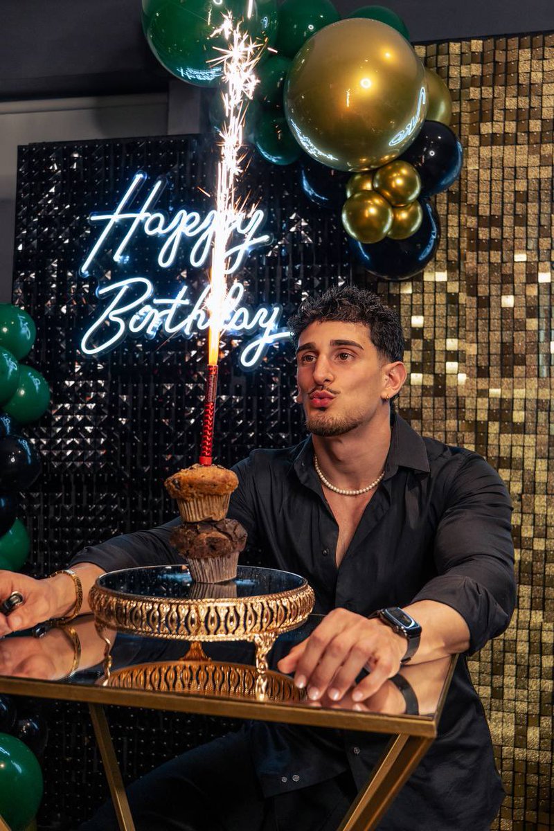 KitoShelbyModel's tweet photo. HB for me🎂 https://t.co/RMr92pCurT