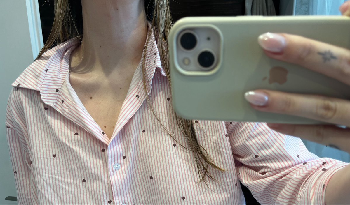 cheesel0vr's tweet photo. clavicles showing !! might be nothing to some of you but it makes me so excited seeing myself getting smaller and bonier 🥹 https://t.co/JpoLoIYaWe