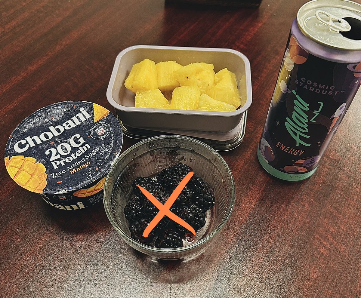 ittybittylyla's tweet photo. today's lunch was a little mid ngl!! i ate half the yogurt cause it was meh and the pineapple was so filling.

but i'm still under my daily cal intake sooo i might snack tn 😚 YAY (ft. the blackberries i didnt eat) https://t.co/XbjP5rVm4K