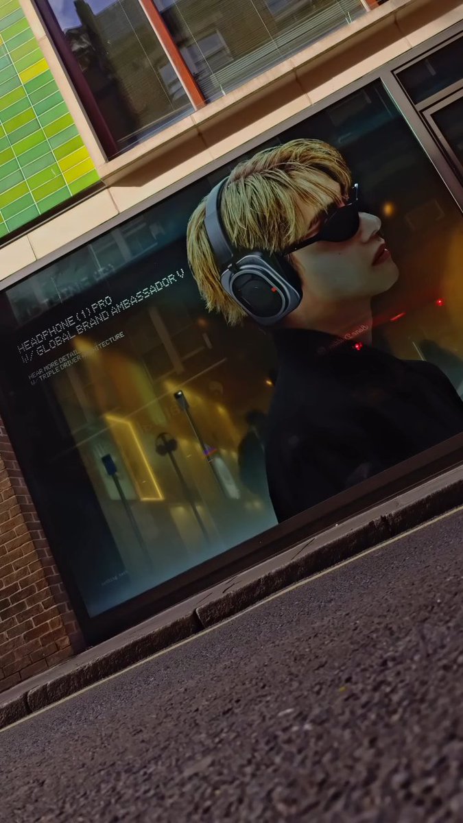 BTSV_TH's tweet photo. Nothing เล่นใหญ่! ปล่อยวิดีโอทีเซอร์สปอยล์แคมเปญ เตรียมติดตั้งภาพ ‘วี BTS’ ในฐานะ Global Brand Ambassador ขึ้นโชว์ที่หน้าร้าน Nothing Store Soho ใจกลางกรุงลอนดอน ประเทศอังกฤษ พร้อมเลือกช็อตสุดหล่อจึ้งของวีมาเป็นภาพโปรโมตหูฟังระดับพรีเมี่ยม Headphone (1) Pro เตรียมสะกดทุกสายตาที่เดินผ่านหน้าร้านไปเลย 

Source: 
🔗https://t.co/mJtSZGeVar 

#VwithNothing #VxNOTHING