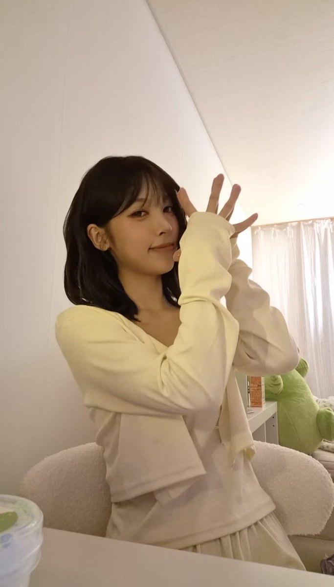 awanderingfixh's tweet photo. #메이 의 capture time 💛 https://t.co/atGnHnT498