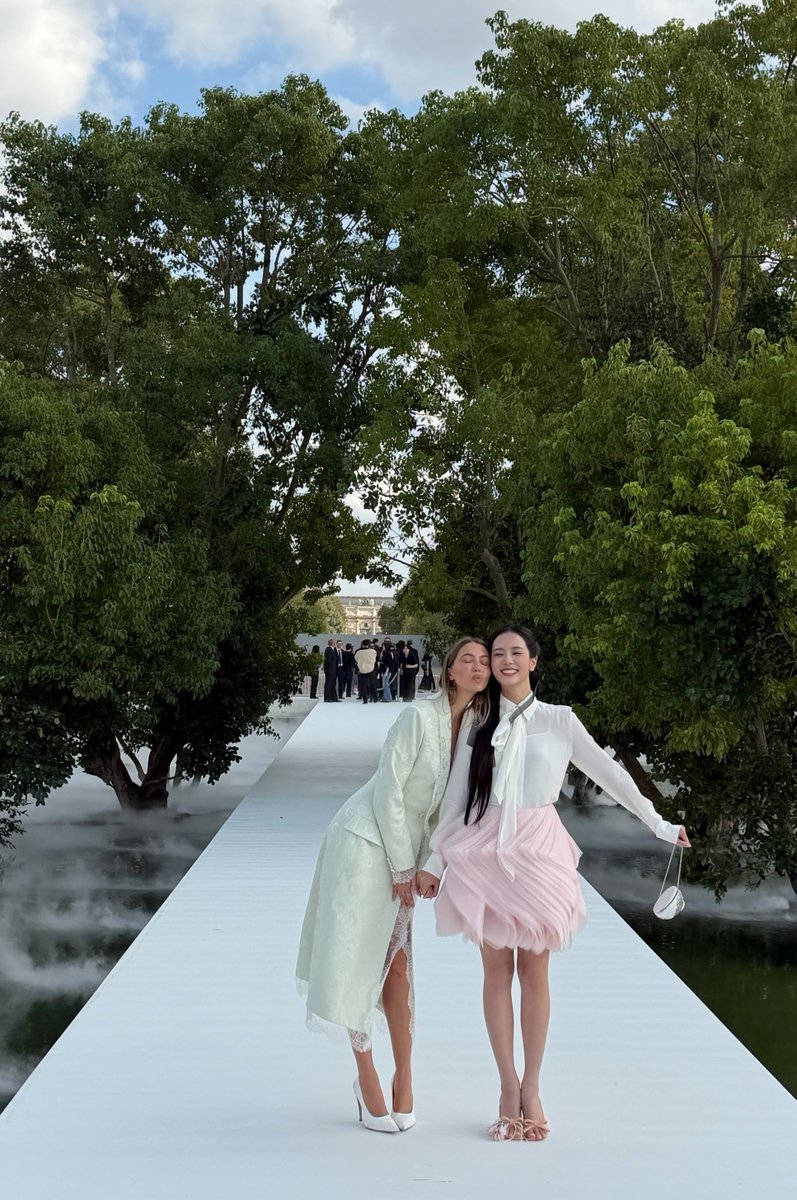 rsvnhj_mee's tweet photo. ชั้นเอ็นดูมากที่ในรูปของพี่จีซูจะเห็นน้องฮยอนจินอยู่ข้างหลัง ในรูปน้องฮยอนจินจะเห็นพี่จีซูอยู่ข้างหลัง ความถ่ายกันคนละฟากในช่วงเวลาใกล้กัน แบ่งกันคนละฝั่งงี้ น่าร้ากก ว่าแต่เมื่อไหร่จะได้วนมาถ่ายด้วยกันบ้างน้อ ทั้งคาร์เทียร์และดิออร์ ขอเฟรมคู่สักงานได้มั้ยคะ5555555555 https://t.co/H89fuQk330