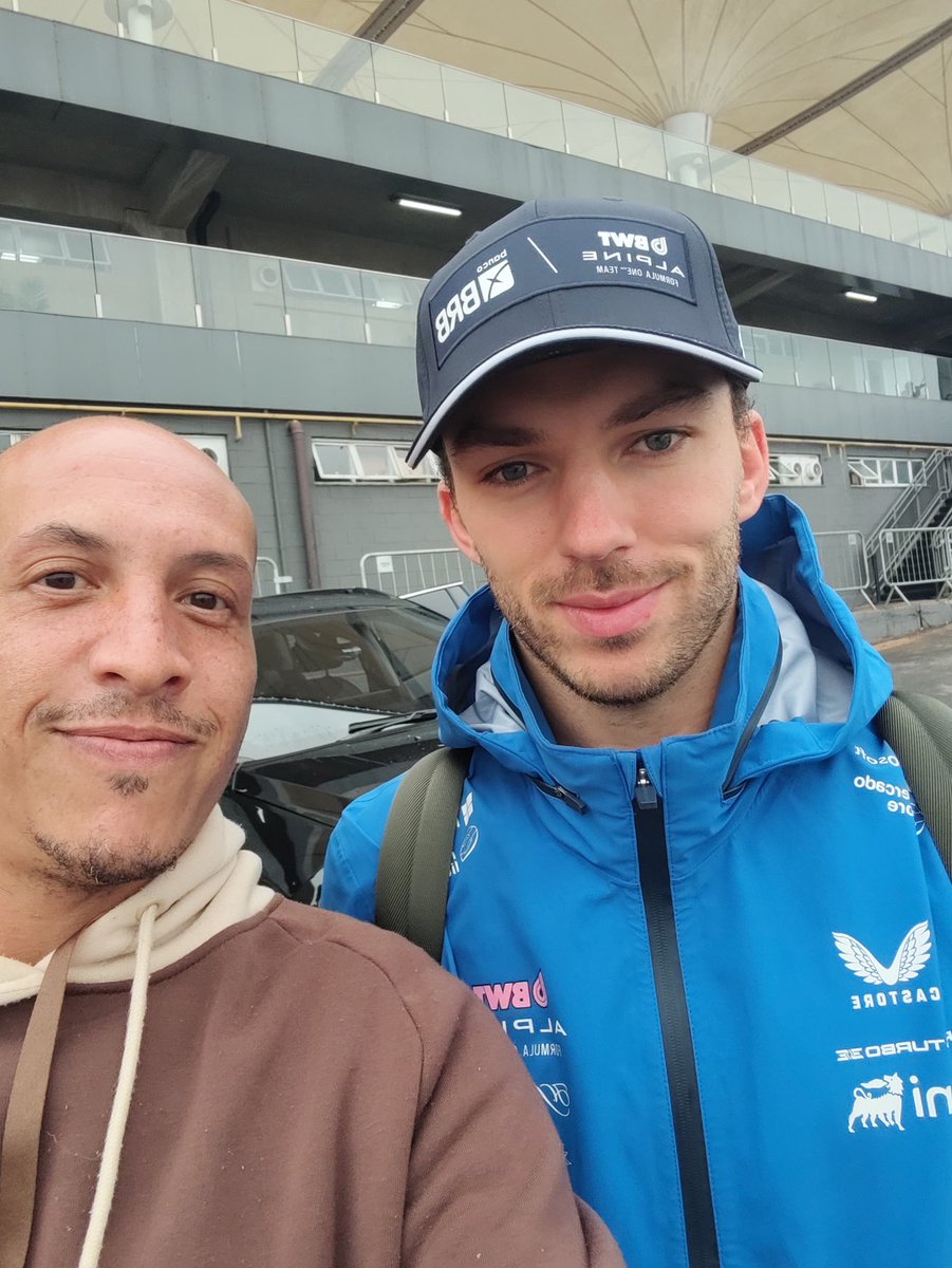 tonzito_'s tweet photo. @victormorgad0 @vrstappengirl Falei que era petista e estes caras vieram pedir pra tirar foto comigo https://t.co/IjWCnRdO0m