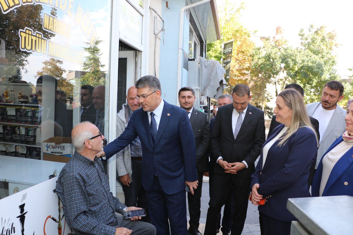 farukaytek's tweet photo. ❝AK Parti; çarşının bereketini hemşehrilerimizin duasıyla buluşturan, gönül bağını siyasetinin merkezinde tutan büyük bir hizmet hareketidir.❞

#TürkiyeYüzyılıBuluşmaları kapsamında; köklü mahalle kültürü, güçlü komşuluk bağları ve çalışkan insanlarıyla Bor’dayız.

İlçe Koordinatörlerimiz Türker Ataç, Adil Orçun Altınsoy, Kuddusi Çelik, Özata Erdoğan ve Osman Çapar, Bor İlçe Başkanımız Melek Yurdağül, Bor Belediye Başkanımız Serkan Baran, İl Genel Meclisi Üyelerimiz Erdal Niğdelioğlu, Süleyman Yalçın ve Nihat Tarım, İlçe Kadın Kolları Başkanımız Gülbahar Polat, İlçe Gençlik Kolları Başkanımız Fevzi Öztürk ve kıymetli teşkilatımızla çarşı esnafımızın kapısını çaldık, hemşehrilerimizle gönül gönüle hasbihâl ettik.

Milletimizin güveninden aldığımız güçle eser ve hizmet siyasetimizi kararlılıkla sürdüreceğiz.

📍Bor, Niğde