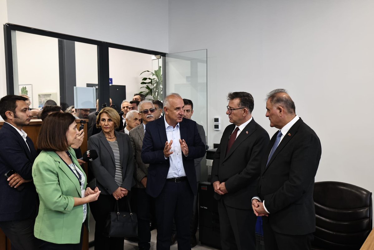 iskignmudurlugu's tweet photo. 🌿Şehrimizin deprem gerçeğine karşı hizmet sürekliliğimizi güvence altına alıyoruz!

🔎 İBB Başkan Vekilimiz Sayın Nuri Aslan, İSKİ Genel Müdürümüz Sayın Doç. Dr. Şafak Başa ve Sarıyer Belediye Başkanı Sayın Mustafa Oktay Aksu Beşiktaş Ek Hizmet Binamızda incelemelerde bulundu.

🏗️ Deprem analizleri doğrultusunda mevcut hizmet binamızın yenilenme sürecini başlatırken, çalışmalarımızın kesintisiz devam edebilmesi için 904 metrekarelik yeni hizmet alanımızı devreye aldık.