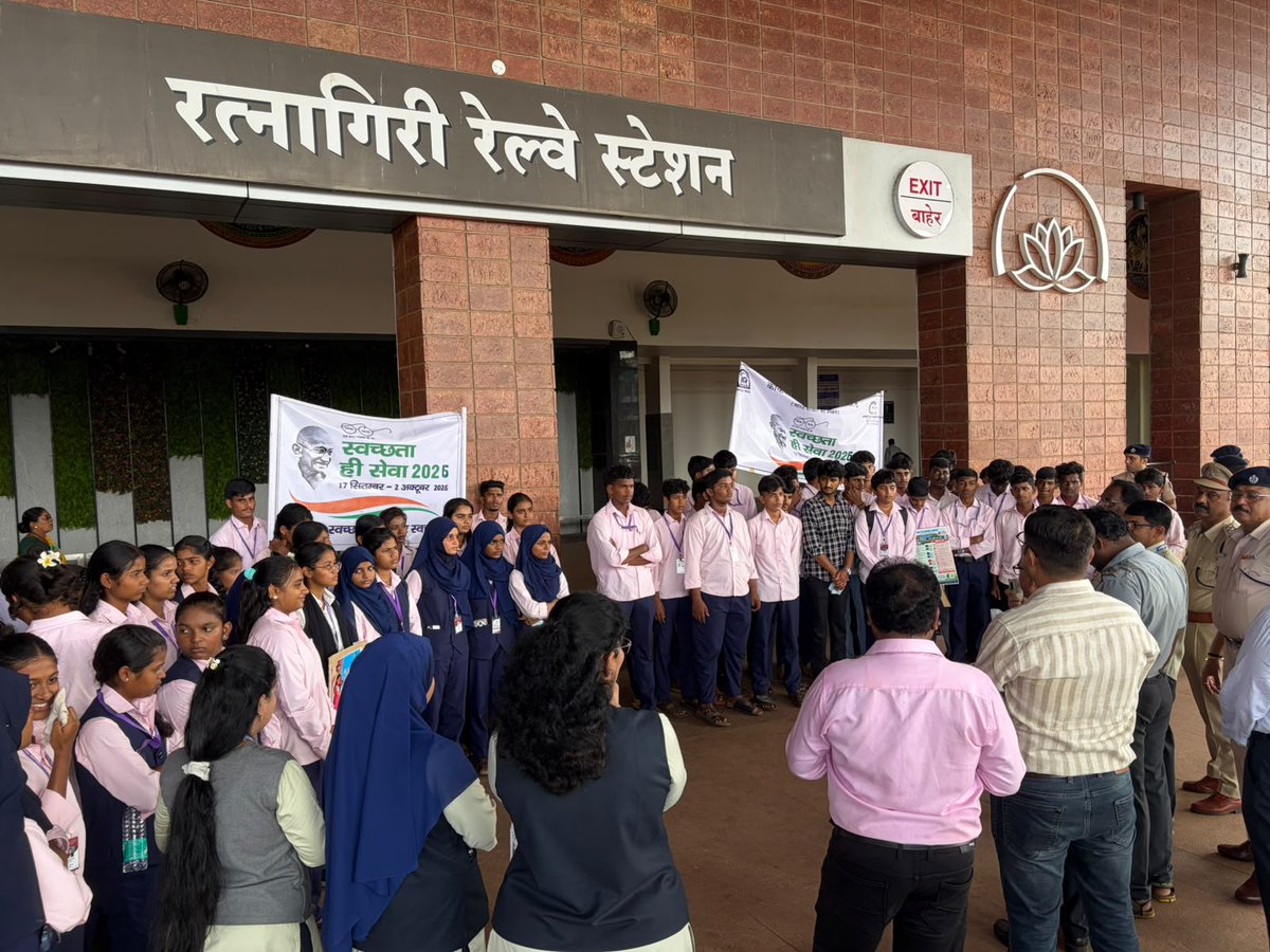 KonkanRailway's tweet photo. #SwachhataHiSeva2026 | A Prabhat Pheri was organised with around 80–85 students and teachers from Navnirman High School, Ratnagiri, along with KR officials &amp; staff and RPF personnel, spreading the message of cleanliness and civic responsibility. #SadarSeva https://t.co/6HsXF7META