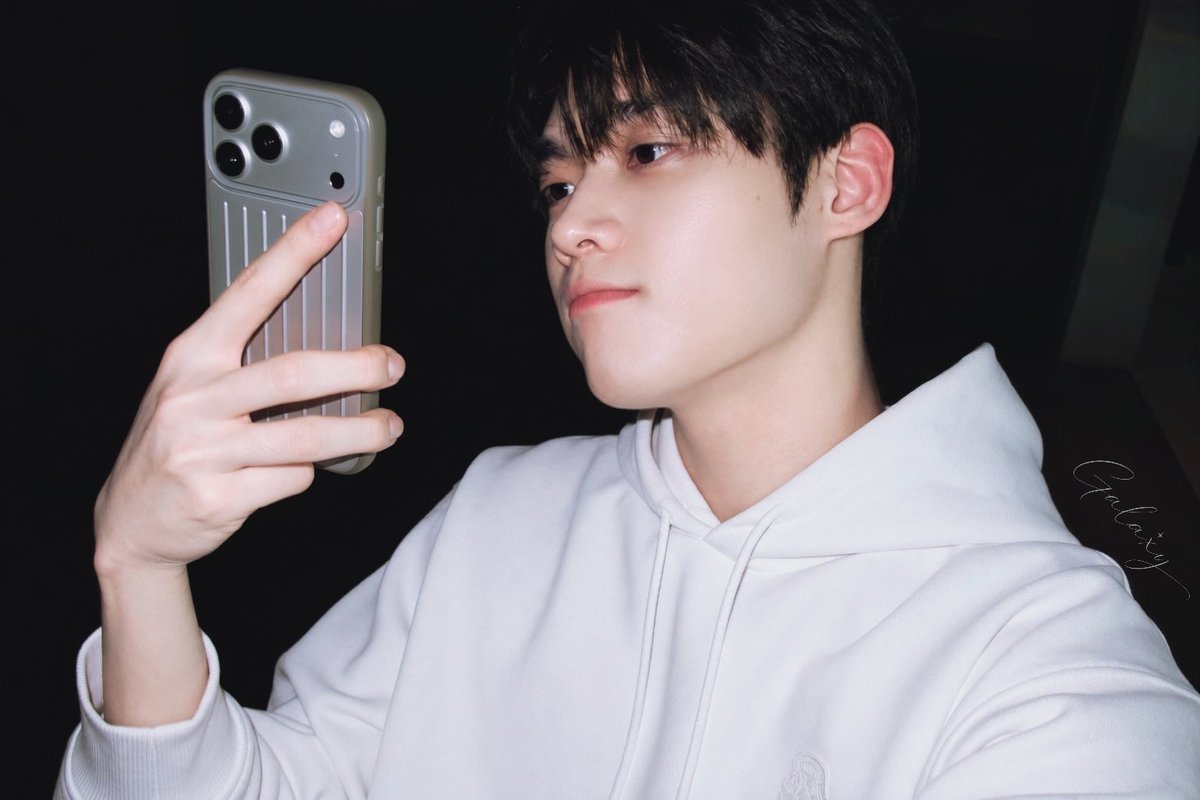 Vickygi3j's tweet photo. New streets, new views, new memories. Welcome to Paris, Kim Yoonsik. 

WELCOME KIM YOON SIK TO PARIS

#YOONSIKPFWSS27
#KIMYOONSIKINPARIS https://t.co/UfPYcfsFiy