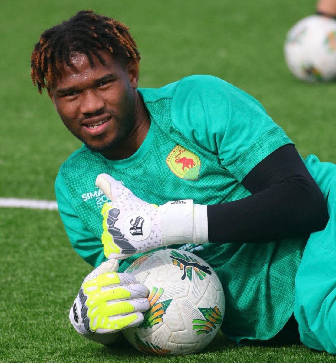Cherifsowgn's tweet photo. 🧤🇬🇳 Changement dans les buts du Syli ! 

Mohamed Richard Camara sera titulaire demain face au Kenya, à la place de Soumaila Sylla, très critiqué après le match contre l'Afrique du Sud. 

Une décision annoncée par Paulo Duarte en conférence de presse.

👉 Que pensez-vous de ce choix ? Bonne ou mauvaise décision ? Donnez-nous votre avis !