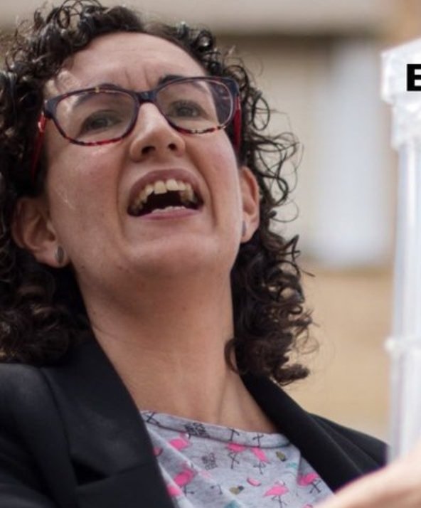 bsubsu14's tweet photo. Ell és l'enterramorts però ella és la mà que el bressola.

No et perdonarem mai, traidora. . https://t.co/9dLfWmcwzx