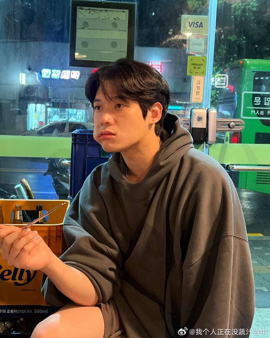 llooggkk's tweet photo. Kim Yoonsik in Paris — a scene we were waiting to see. 𑄝੭

WELCOME KIM YOON SIK TO PARIS

#YOONSIKPFWSS27
#KIMYOONSIKINPARIS https://t.co/KuUnbO3BfP