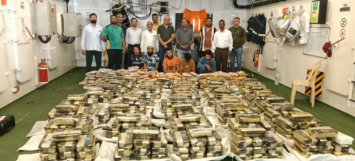 DeshGujarat's tweet photo. Gujarat ATS and Coast Guard seize 526 kg of high-grade heroin and methamphetamine worth over ₹3,000 crore at sea; five Pakistani nationals apprehended. Just look at the seized haul that, if not intercepted, could have ruined the lives of scores of young people. https://t.co/4foc6uCYT1