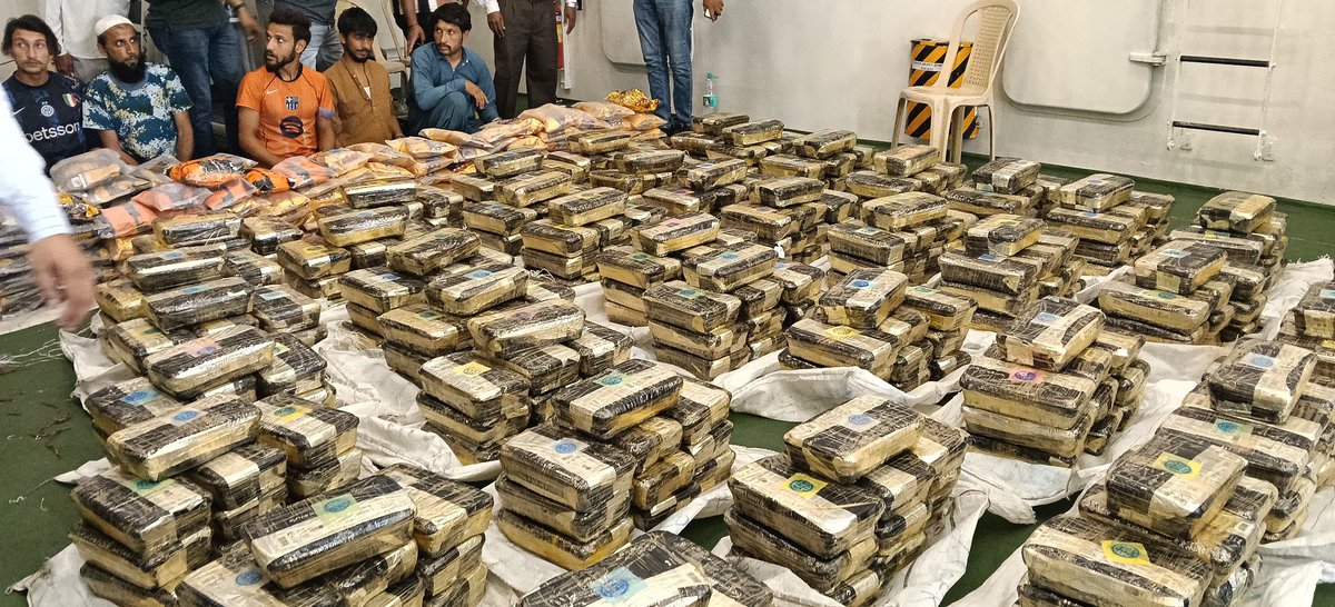DeshGujarat's tweet photo. Gujarat ATS and Coast Guard seize 526 kg of high-grade heroin and methamphetamine worth over ₹3,000 crore at sea; five Pakistani nationals apprehended. Just look at the seized haul that, if not intercepted, could have ruined the lives of scores of young people. https://t.co/4foc6uCYT1
