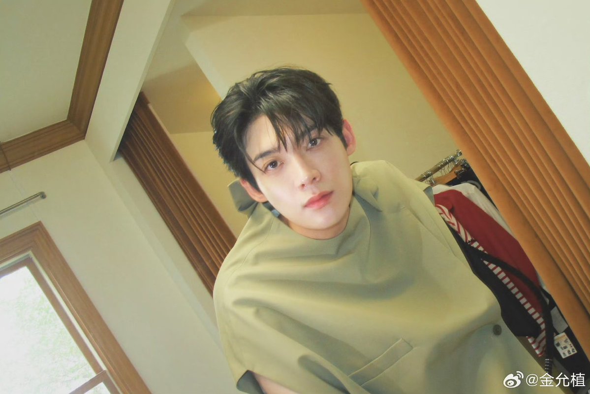 buzheng302's tweet photo. New streets, new views, new memories. Welcome to Paris, Kim Yoonsik. 

WELCOME KIM YOON SIK TO PARIS

#YOONSIKPFWSS27
#KIMYOONSIKINPARIS https://t.co/d7WAtqlvAC