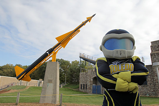 walkonredshirts's tweet photo. Toledo has a rocket pointed at Bowling Green https://t.co/KJo13bV418