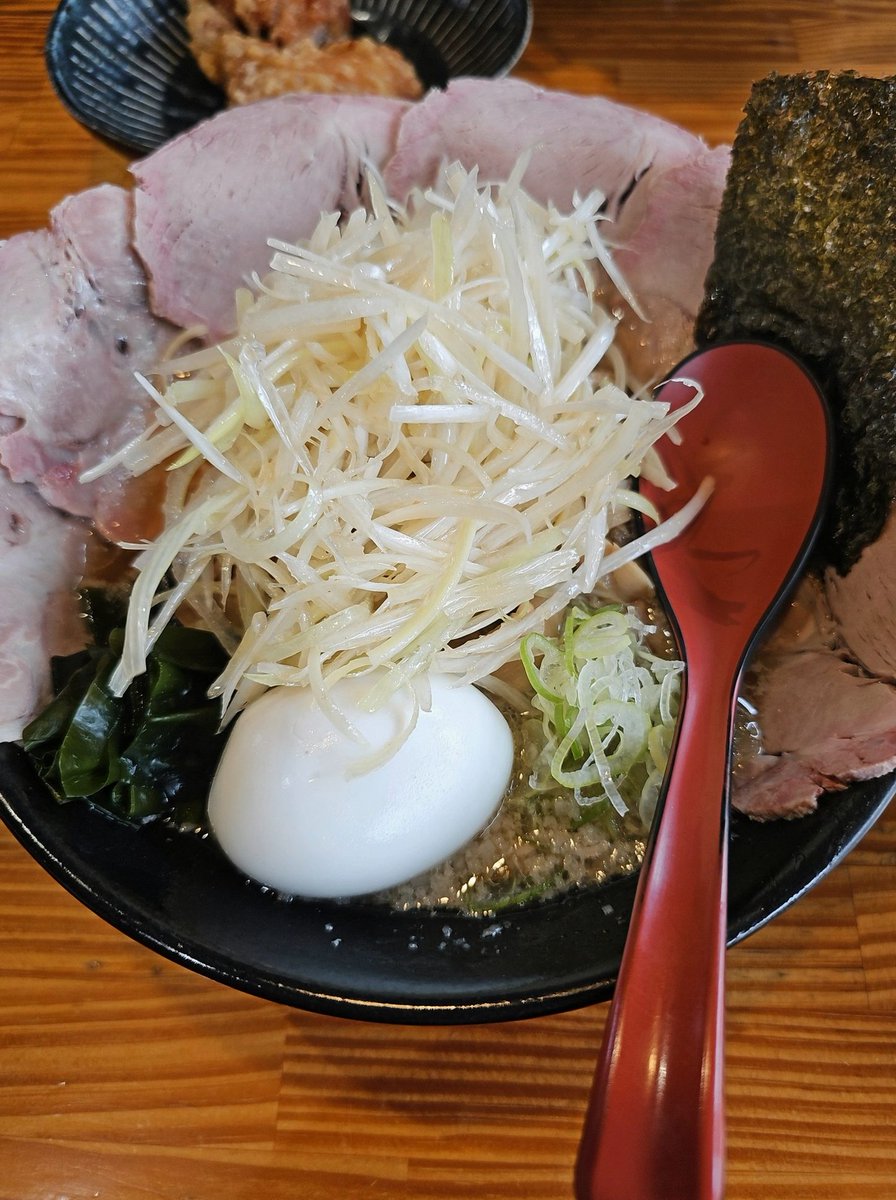 NethQuee's tweet photo. 天気悪くてとっても暇で頭痛いし金ない日にラストまで延長頭痛薬なしで昼飯買わされるという首絞め出勤、泣いた 退勤 https://t.co/IuWExH8uB9