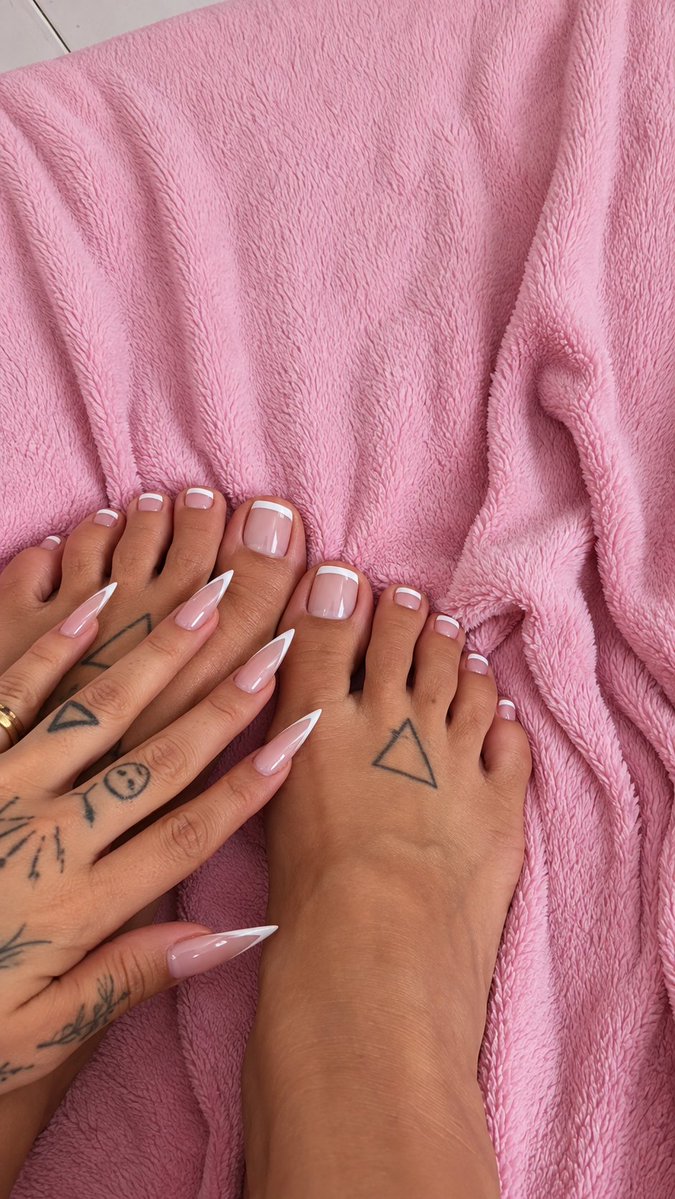 Deusah666's tweet photo. Tá vendo esses lindos pés? Vou enfiar eles na sua garganta, fdp!! https://t.co/wKN6KUEpgO