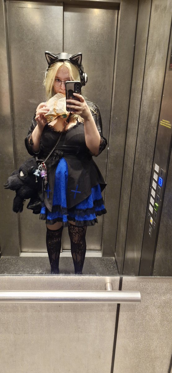 SunasCosplays's tweet photo. Nyom https://t.co/4gKsNN7cIo