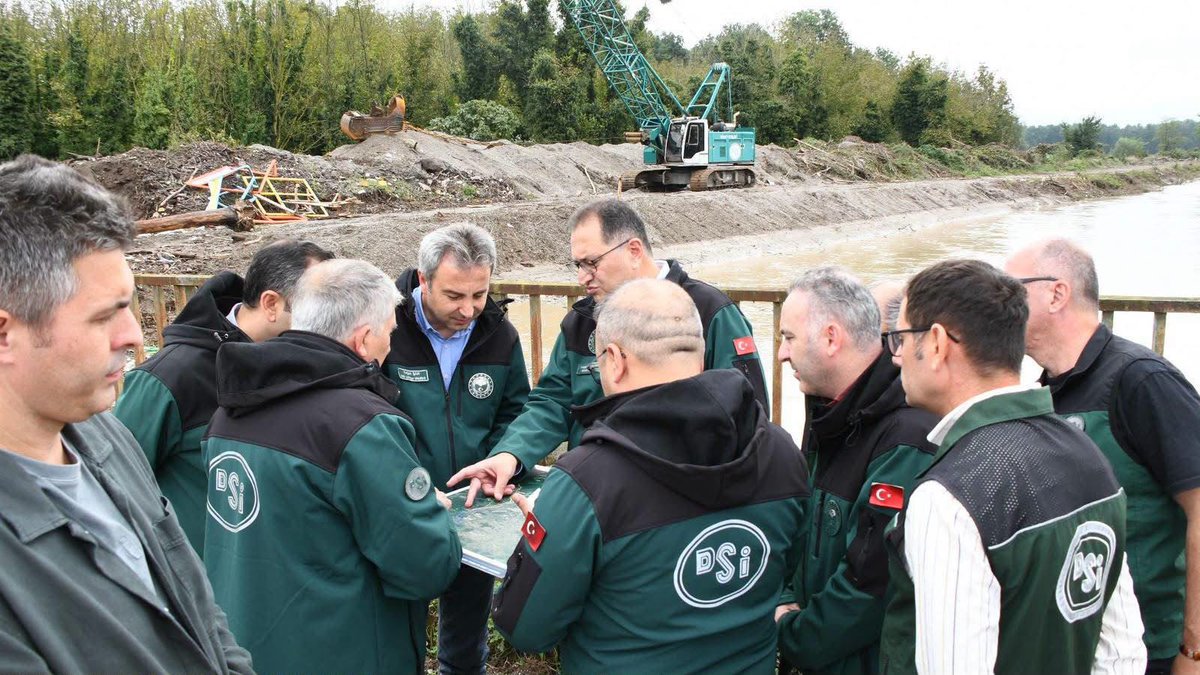 dsigovtr's tweet photo. 🌧️ Sakarya’da çalışmalarımız aralıksız sürüyor.

@dsigovtr teknik heyetleri sahada incelemelerde bulunarak yürütülen çalışmaları değerlendirdi, vatandaşlarımızın talep ve ihtiyaçlarını dinledi.

Çalışmalarımız; 55 iş makinesi ve 90 personelimizle aralıksız devam ediyor. https://t.co/HOOyhXSP9s