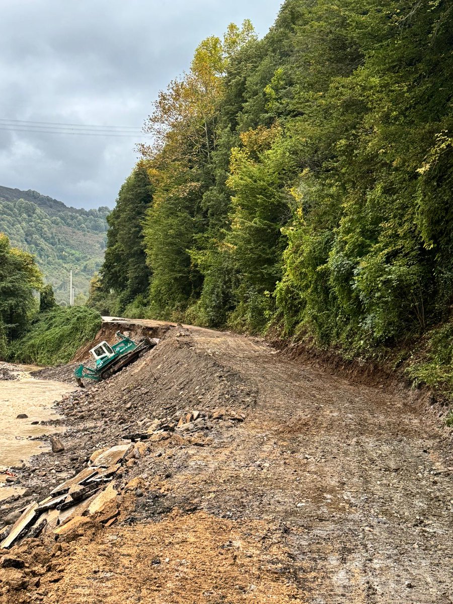 dsigovtr's tweet photo. 🌧️ Sakarya’da çalışmalarımız aralıksız sürüyor.

@dsigovtr teknik heyetleri sahada incelemelerde bulunarak yürütülen çalışmaları değerlendirdi, vatandaşlarımızın talep ve ihtiyaçlarını dinledi.

Çalışmalarımız; 55 iş makinesi ve 90 personelimizle aralıksız devam ediyor. https://t.co/HOOyhXSP9s