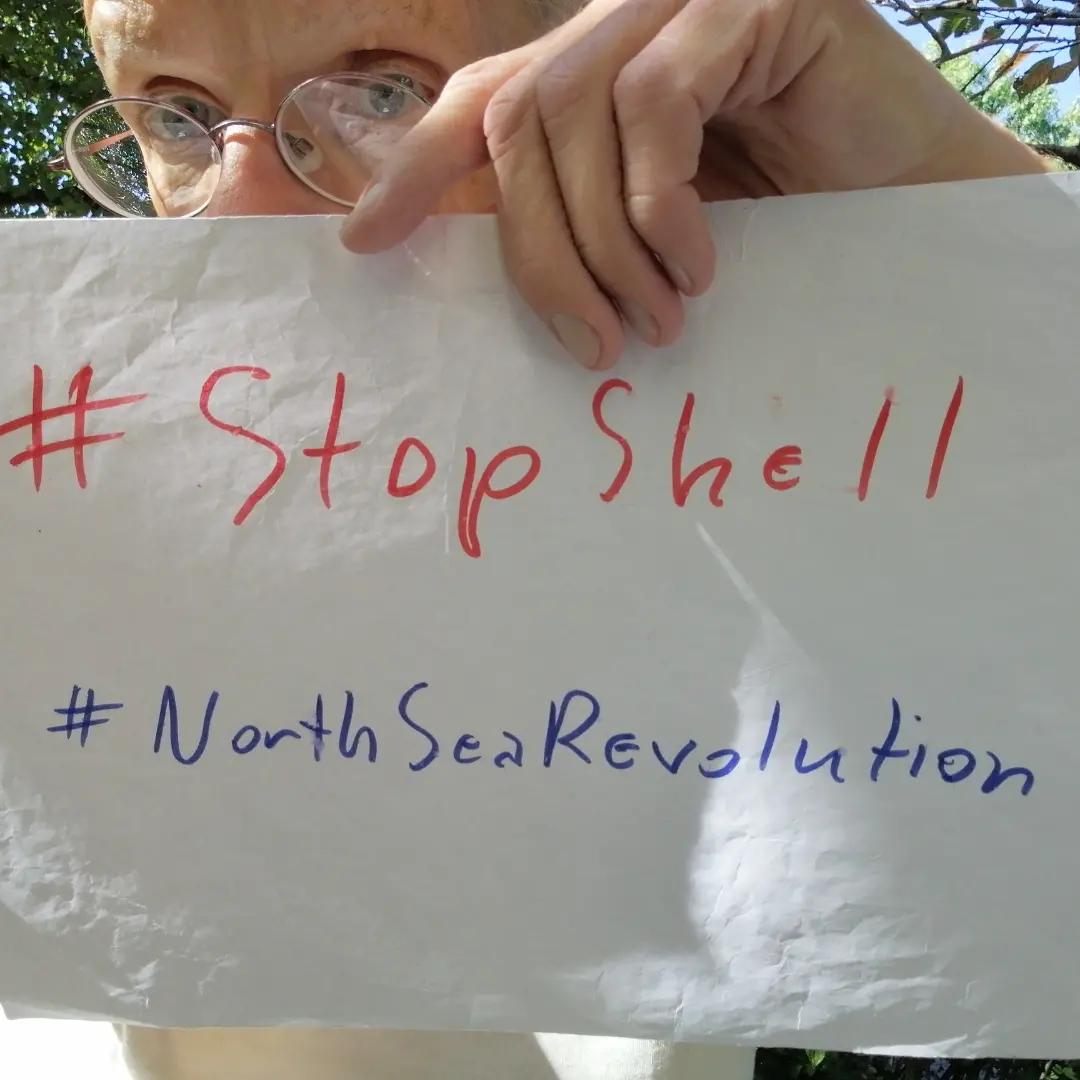 stamberg_e96884's tweet photo. Hi
@KaoHua3 ,
I stand with you to #StopShell!
I nominate every person under this tweet.
It's URGENT:
@shell
plans to leave parts of old oil platform with 11,000 tonnes of oil and toxicwaste in the #NorthSea.
@Greenpeace https://t.co/XnpqAP3LrP