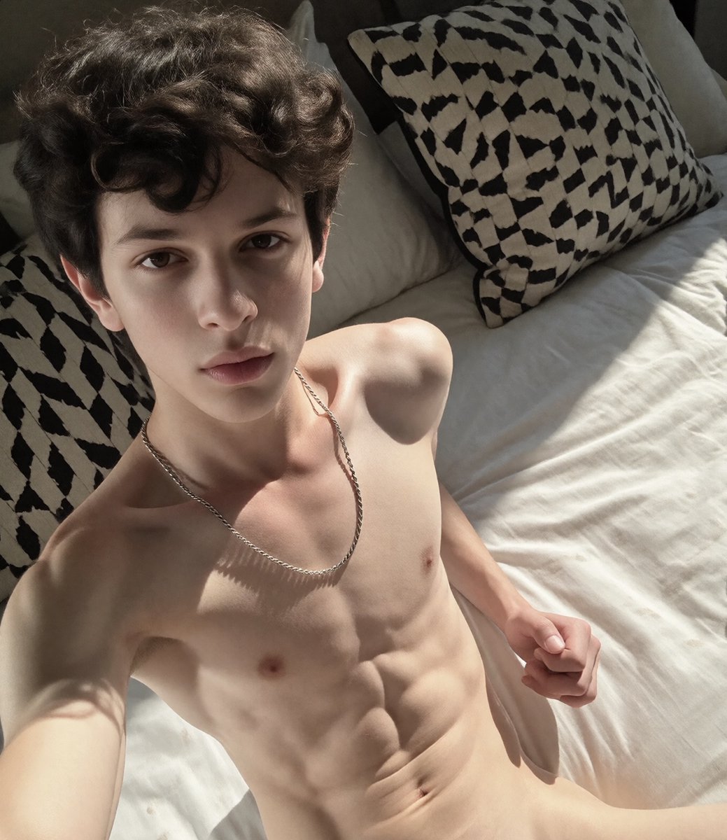 yetanotherluca's tweet photo. maybe i shouldn't have cropped the rest of this photo 😔 if i get enough rt's iill post full version hehe https://t.co/Tn0e8JfvQp