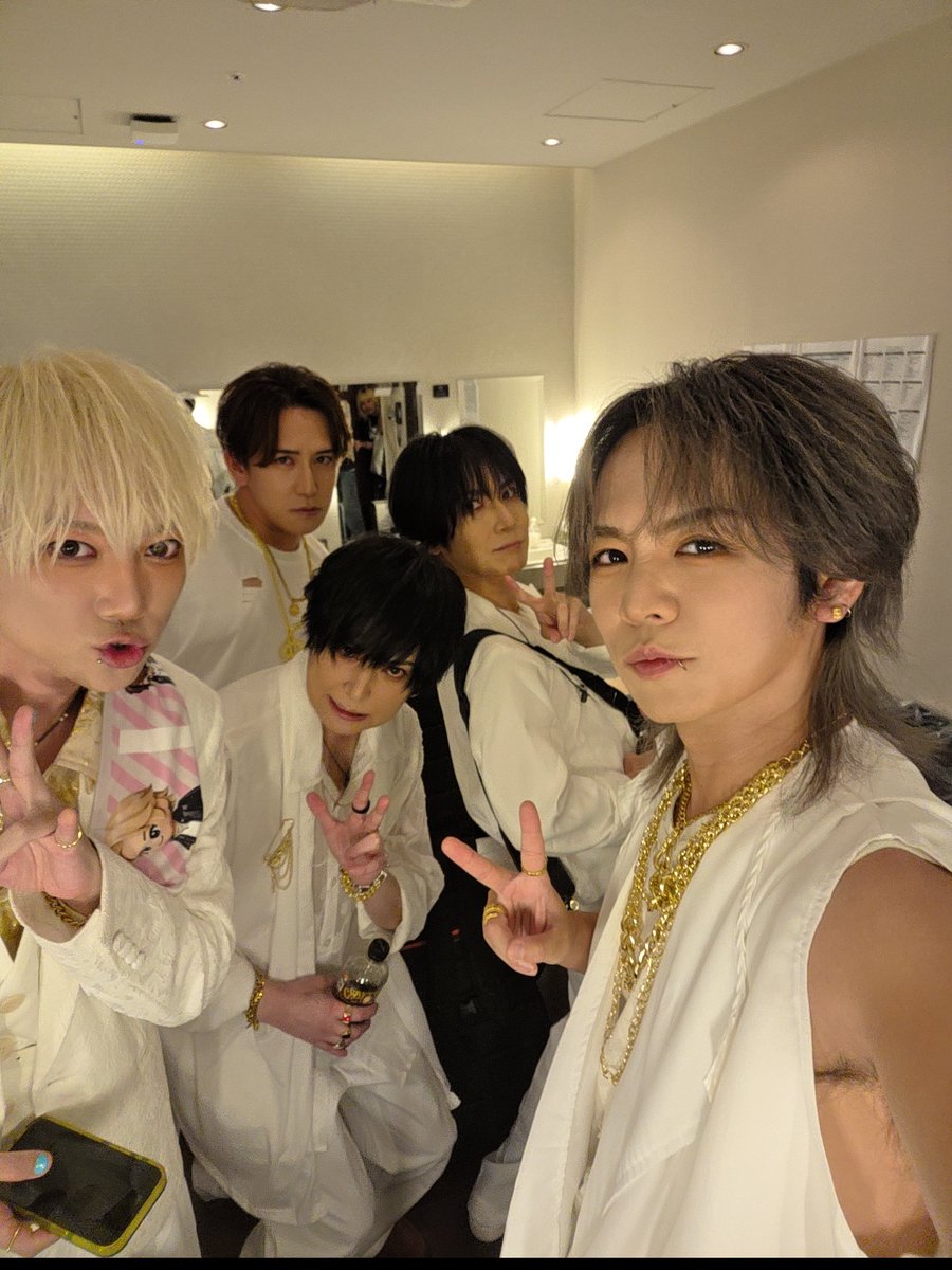 yousay_official's tweet photo. 活動する理由も
活動しない理由もない
ただ
5人集まれる理由をずっと探してる

BugLugありがとう🫶🏾🫶🏾🫶🏾 https://t.co/Ff4jq1MClA