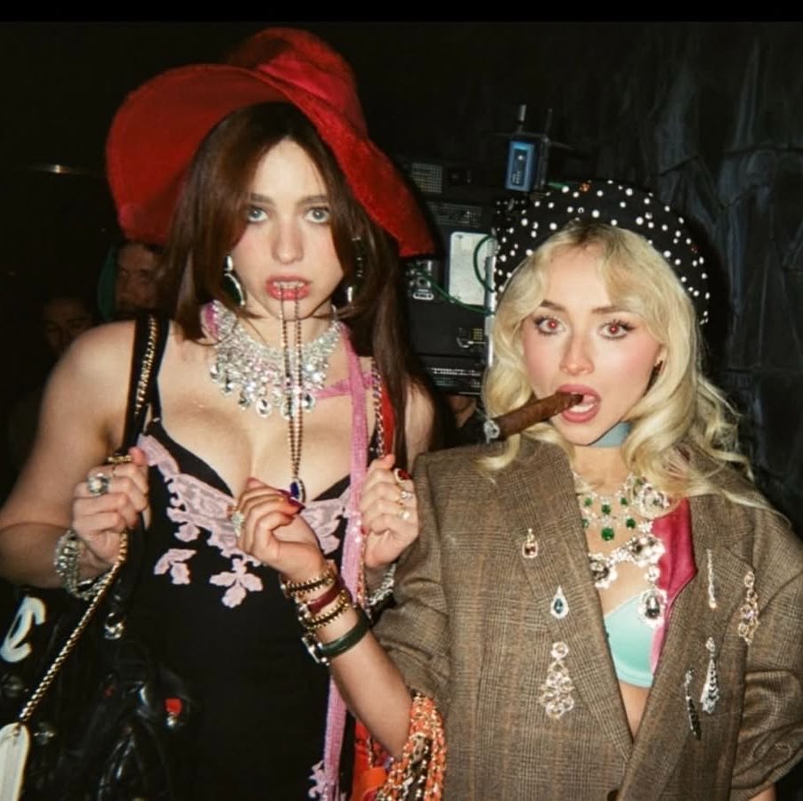 UpdatesBrinaBR's tweet photo. Anne Hathaway ao ser perguntada quem é a “it girl” dela do momento:

“Eu estou muito animada para ver a Sabrina Carpenter e a Margaret Qualley no filme do Fred Astaire com o Tom Holland.” https://t.co/xq8TrKzI4X