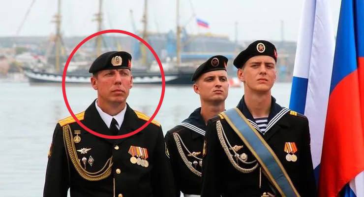 marsetac's tweet photo. I responsabili della carestia di Oleshky hanno un nome e un cognome. "Slidstvo. Info" ha identificato le truppe russe della 126ª Brigata di Difesa Costiera della Flotta del Mar Nero, formate da traditori provenienti dalla Crimea, e del 331° Reggimento Paracadutisti della Guardia, che hanno sparato a soldati ucraini durante la loro ritirata da Ilovaisk nel 2014. Sarebbero loro i responsabili del blocco della città.

Secondo i dati ufficiali più recenti, la 126ª Brigata è comandata da Oleg Alexandrov. Stando ai dati OSINT, l'attuale comandante è Konstantin Kochetkov. Il 331° Reggimento è guidato da Oleg Morozov, con il nome in codice "Cold".

Oleshky, che si trova nella parte occupata dell'oblast' di Kherson intanto resta inaccessibile ed i russi continuano ad accumulare crimini.

La popolazione rimasta, circa 2000 persone, è completamente isolata, da mesi non riceve aiuti alimentari e in città non ci sono più energia ed acqua potabile. Le persone sono costrette a mangiare zuppe d'erba o a nutrirsi di animali di strada.

Le immagini di questi giorni mostrano dei cadaveri nelle periferie circostanti, dal momento che i superstiti, spinti dalla fame estrema, cercano di fuggire, ma vengono colpiti da droni o saltano su mine disposte dai russi.

Lo scorso 27 settembre alcuni droni ucraini sono riusciti a calare in città diversi pacchi di aiuti alimentari, ma le truppe russe si sono precipitate a sequestrarli, affermando che il fatto che si trattasse di prodotti ucraini dimostrava che la popolazione stava collaborando col nemico.

Si stanno anche moltiplicando i casi di rapimento. La responsabile dell'amministrazione militare distrettuale di Oleshky, Tetyana Hasanenko ha detto di non avere più notizie della sua famiglia.

Il Ministro degli Esteri Ucraino Andrij Sybiha ha detto proprio oggi di avere informazioni secondo le quali la Russia starebbe preparando decine di video girati a Oleshky, costringendo i residenti locali a dichiarare davanti alle telecamere di essere felici, ben nutriti e grati agli occupanti russi.

L'ennesimo atto di cinismo di chi occupa, distrugge, violenta, rapisce, affama e poi costringe i residenti locali a recitare in video di propaganda manipolati.

Continuo a chiedermi come si possa anche solo ipotizzare di lasciare alla Russia anche un solo centimetro di terra ucraina, col rischio che ogni centimetro diventi l'ennesima Bucha, Mariupol, Bakhmut, Avdiivka o Oleshky.